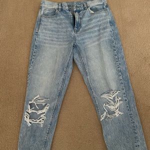Light washed Boyfriend Jeans with rips at the knee